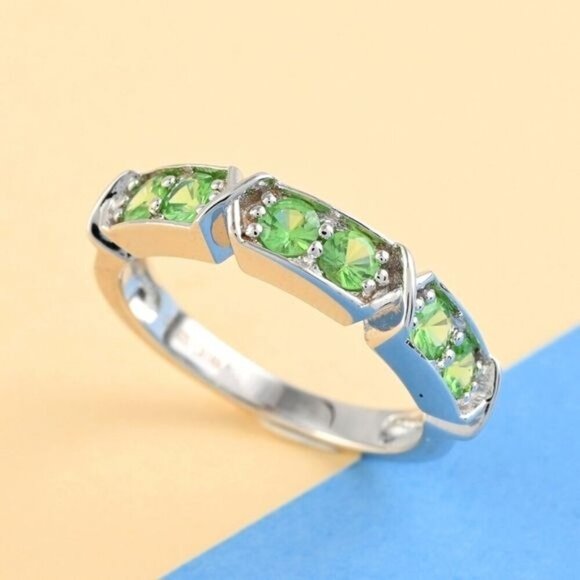 Peridot ✦ Criss-Cross Band ✦ Sterling Silver Ring 6 NWOT Elegant Gemstone - Picture 2 of 8